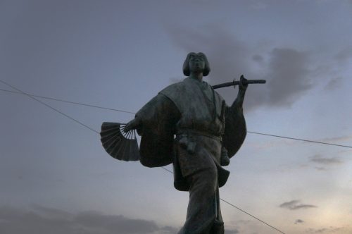 Statue d'Izumo no Okuni près du grand sanctuaire d'Izumo, région du San'in, préfecture de Shimane, Japon