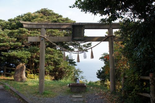 Torii face à la Mer du Japon à Mihonoseki, prefecture de Shimane, région du San'in, Japon