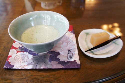 Thé matcha au Jardin japonais Yuushien, non loin du Musée d'art Adachi, Yasugi, préfecture de Shimane, région de San'in, Japon