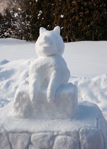 Statue du chien Hachiko recréée dans la neige au bord de la ligne de train locale Akita Nairiku, préfecture d'Akita, Japon
