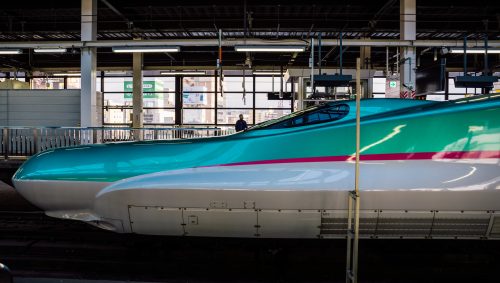 Le shinkansen Hayabusa, souvent couplé au shinkansen Komachi permettant de rejoindre la préfecture d'Akita