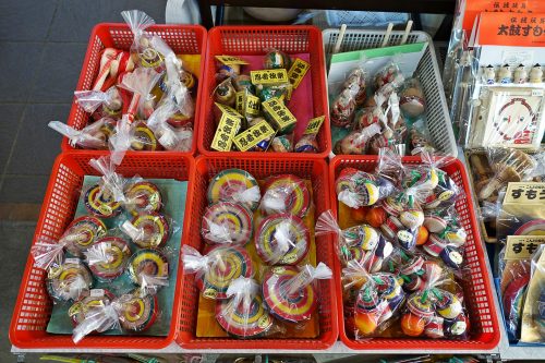 Les toupies porte bonheur confectionnées en bois des arbres de la forêt du Mt Oyama, préfecture de Kanagawa, Japon