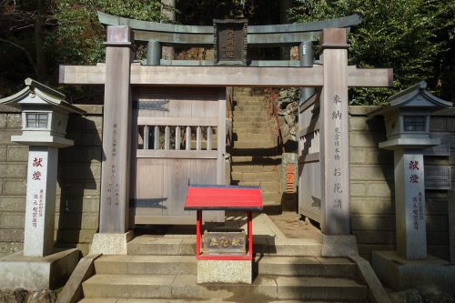 La porte Tohai-mon, indiquant le départ de la randonnée du Mt Oyama, préfecture de Kanagawa, Japon
