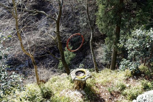 Anneau métallique installé dans l'enceinte du temple Oyama-dera pour un rituel porte bohneur sur le Mt Oyama, préfecture de Kanagawa, Japon