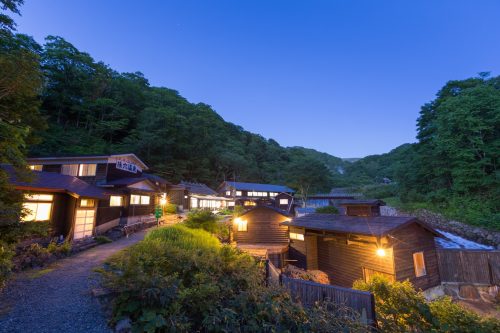 Les beaux bâtiments traditionnels des ryokan de Nyuto Onsen, Akita, Japon