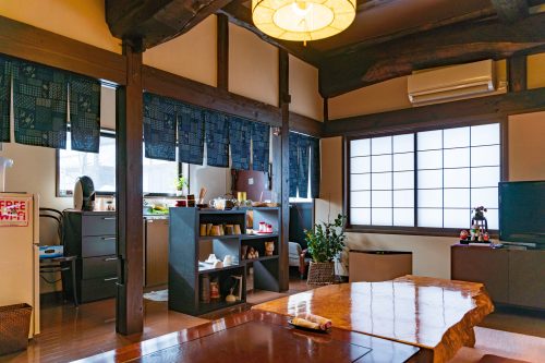 La salle commune à la ferme Iori, Semboku, Akita, Japon