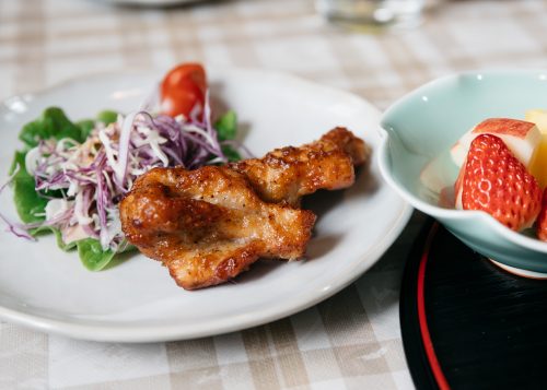 Salade et wings de poulet servis à la ferme Iori, Semboku, Akita, Japon