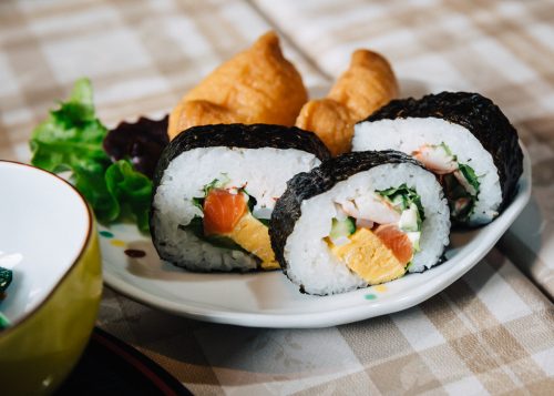 Makizushi et inarizushi servis à la ferme Iori, Semboku, Akita, Japon