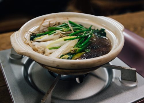 Le plat de kiritanpo nabe, petit pot-au-feu individuel, servi à l'auberge Yodel, Semboku, Akita, Japon