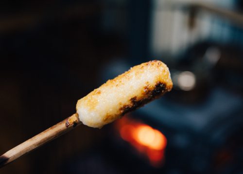 Les kiritanpo grillés, légèrement caramélisés, à l'auberge Yodel, Semboku, Akita, Japon