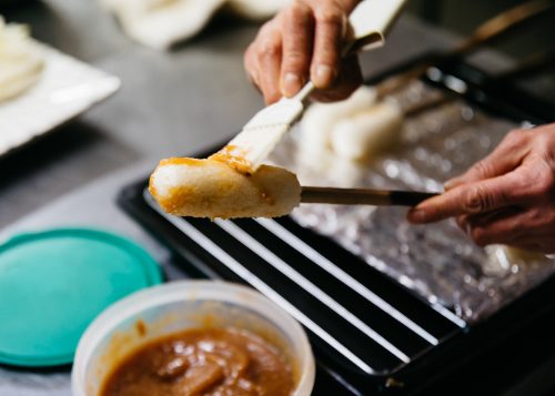 Les kiritanpo badigeonnés de sauce miso sucrée à l'auberge Yodel, Semboku, Akita, Japon