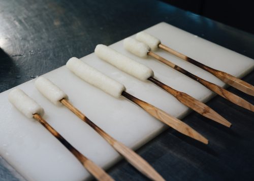 Kiritanpo prêts à être grillés à l'auberge Yodel, Semboku, Akita, Japon