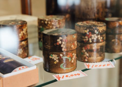 Boîtes à thé en bois de cerisier au centre culturel Denshokan à Kakunodate, Senboku, Akita, Japon