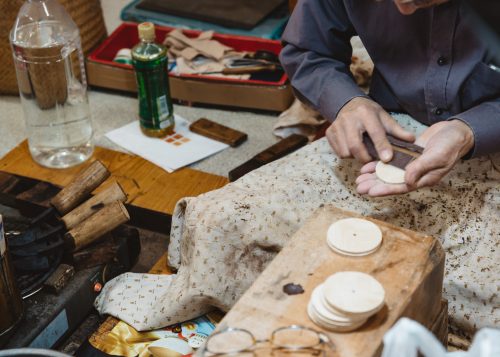 Suzuki-san, artisan expert en kabazaiku travaillant parfois au centre culturel Denshokan à Kakunodate, Senboku, Akita, Japon