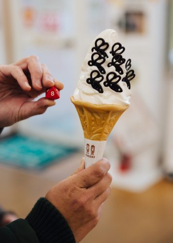 Glace au miel de montagne dans la boutique Yama no Hachimitsuya, Tazawako, Akita, Japon