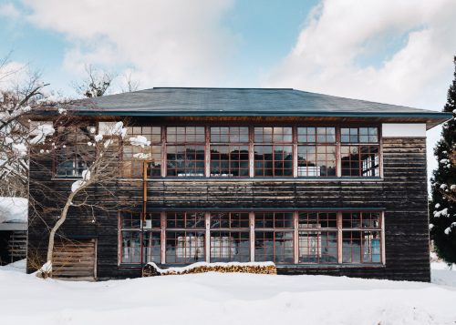 Ancienne école Omoide-no-kata sous la neige à Tazawako, Akita, Japon