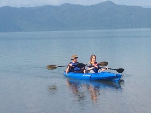 Canoë Kayak en été sur le lac Tazawako, Akita, Japon