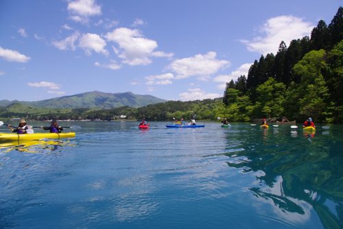 Canoë Kayak en été sur le lac Tazawako, Akita, Japon