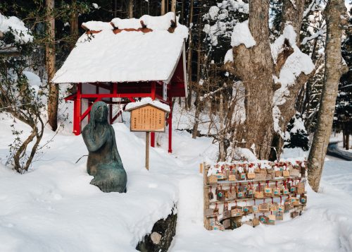 La source sacrée de Katagashira et sa statue de Tatsuko, lac Tazawako, Akita, Japon