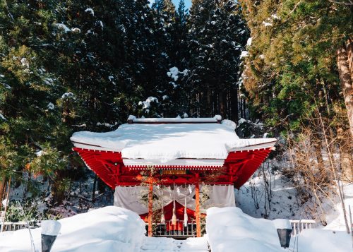 Sanctuaire de Gozanoishi sous la neige à Tazawako, Akita, Japon