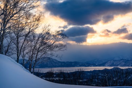 Vue enneigée sur le lac Tazawako, Akita, Japon