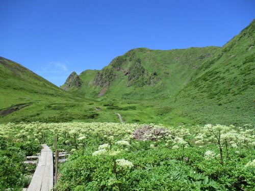 Sentier de randonnée autour d'Akita-Komagatake au printemps à Tazawako, Akita, Japon