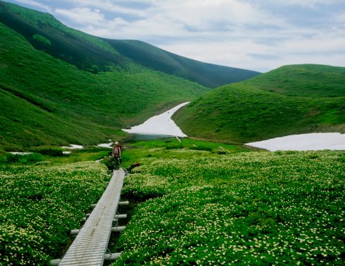 Sentier de randonnée autour d'Akita-Komagatake au printemps à Tazawako, Akita, Japon