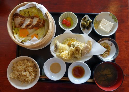 Cuisine locale servie au CAFE LUNCH à Nagatoro, près de Chichibu dans la préfecture de Saitama, Japon