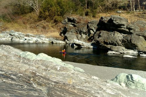 Les roches claires bordant la rivière Arakawa à Nagatoro, près de Chichibu dans la préfecture de Saitama, Japon