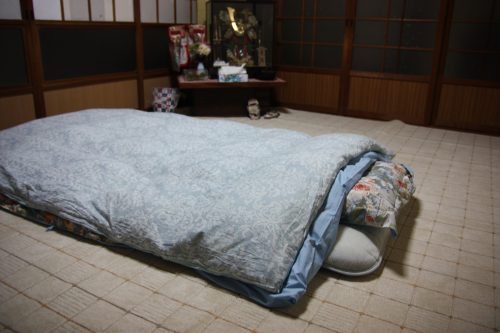 Futon dans la maison d'hôtes des époux Oba, producteurs de thé vert japonais à Higashisonogi, préfecture de Nagasaki