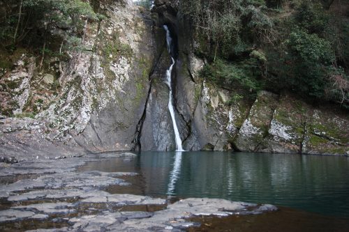 Paysage naturel de Higashisonogi, préfecture de Nagasaki : cascade dans la forêt