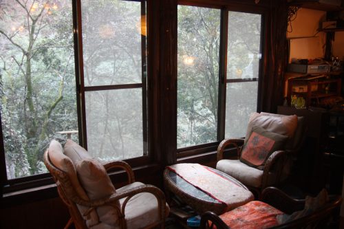 Café cosy dans une maison traditionnelle avec vue sur le paysage à Higashisonogi, préfecture de Nagasaki