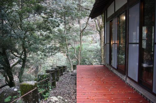 Café dans une maison traditionnelle avec vue sur le paysage à Higashisonogi, préfecture de Nagasaki
