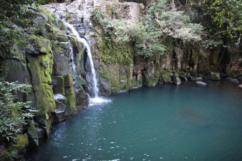 Paysage naturel de Higashisonogi, préfecture de Nagasaki : cascade et eau turquoise