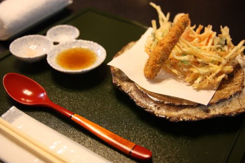 Kakiage de légumes servis au ryokan Matsuya à Minamisatsuma, préfecture de Kagoshima, Japon