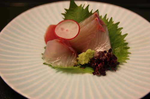 Sashimi de poisson servi au ryokan Matsuya à Minamisatsuma, préfecture de Kagoshima, Japon