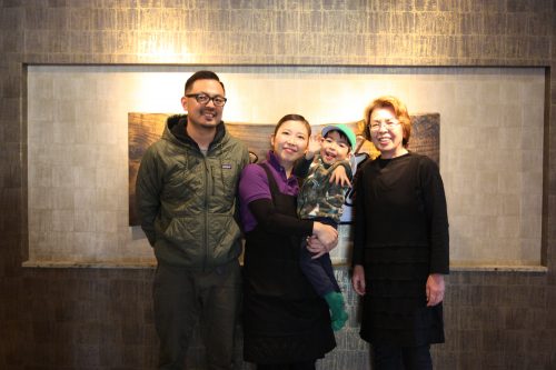 L'accueillante famille à la tête du ryokan Matsuya à Minamisatsuma, préfecture de Kagoshima, Japon