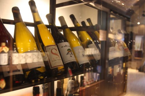 Bouteilles de vin exposées au ryokan Matsuya à Minamisatsuma, préfecture de Kagoshima, Japon