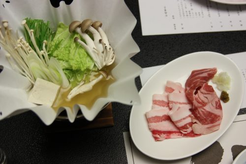 Plat de shabu shabu servi au restaurant du complexe hôtelier Kasasa Ebisu à Minamisatsuma, préfecture de Kagoshima, Japon