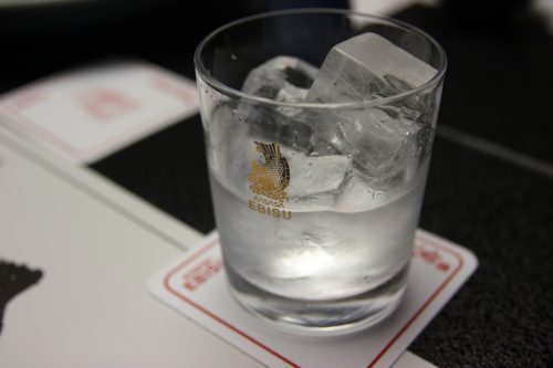 Verre de shochu local à la carte du complexe hôtelier Kasasa Ebisu à Minamisatsuma, préfecture de Kagoshima, Japon