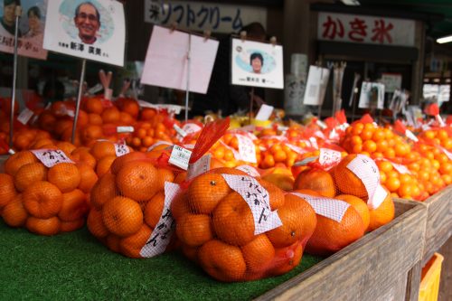 Stands d'agrumes de la région à Agri Restaurant Isoma, restaurant et boutique de produits locaux à Minamisatsuma, préfecture de Kagoshima, Japon