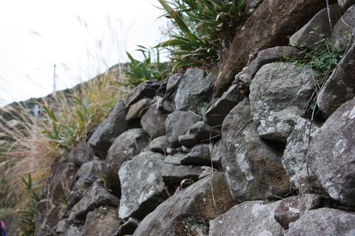 Les murs en pierres typiques d'Ootou, Minamisatsuma, Kagoshima, Japon