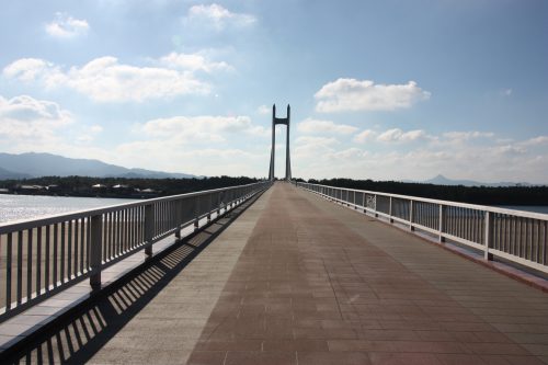Le Sunset Bridge traversant le Fukiagehama Seaside Park à Minamisatsuma, Kagoshima, Kyushu, Japon