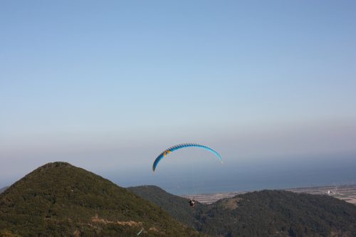 Vol en parapente depuis les hauteurs de Minamisatsuma, Kagoshima, Japon