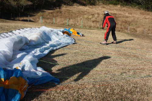Préparation de la voile de parapente à Minamisatsuma, Kagoshima, Japon