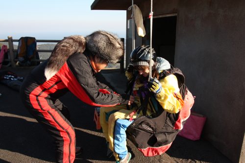 Préparation au vol en parapente à Minamisatsuma, Kagoshima, Japon