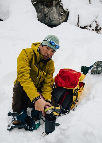 Hiro-san préparant un chocolat chaud dans la neige à Tazawako, Akita, Japon