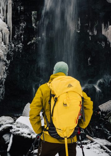 Face à la Cascade de l'Amitié à Tazawako, Akita, Japon