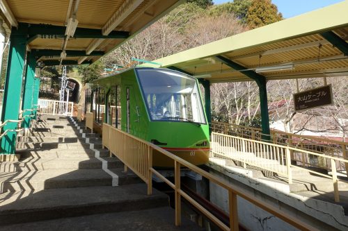 Funiculaire d'ODAKYU ELECTRIC RAILWAY en partance pour les montagnes de la région de Tanzawa-Oyama