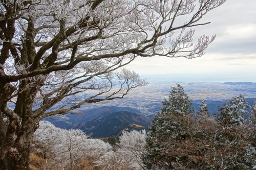 Vue panoramique depuis le sommet des montagnes de la région de Tanzawa-Oyama